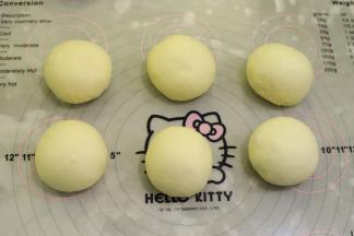 将面团轻拍排气后平均分成6份，室温盖保鲜膜松弛20分钟。