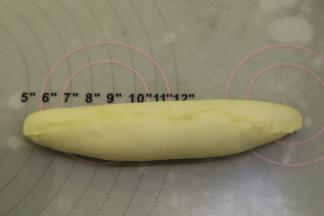 接口处捏紧（一定要捏紧哦！不然发酵和烘烤时会裂开）。