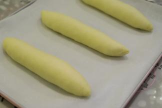 做好的面包胚放入烤盘。