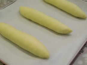 做好的面包胚放入烤盘。