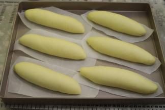 发酵好的面包胚轻按表面，凹陷出会缓慢回弹。