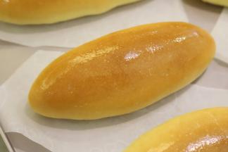 取出面包胚，马上移至晾架上放凉。