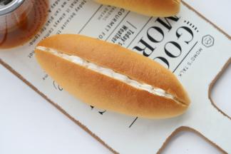 淡奶油加糖打发至裱花状态，装入装有8齿的裱花嘴的裱花袋内，挤好奶油。