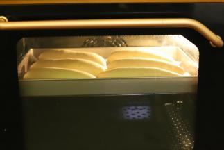 烤箱预热180度，上下火中层15-20分钟，注意上色，盖锡纸。