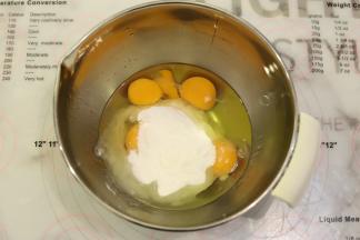 鸡蛋液、细砂糖、盐放入无水无油的打蛋盆内。