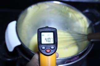 隔热水小火加热，手动打蛋器搅拌至蛋液温度为40度后离火（冬天可以继续隔水打发）。