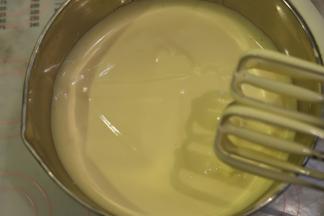 先高速打发至无大的气泡，再转低速打发至滴落的蛋液写“8”字后，缓慢消失。