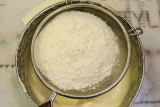 低筋面粉和泡打粉先混合，筛入蛋液内，用蛋抽搅拌均匀。