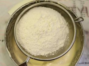低筋面粉和泡打粉先混合，筛入蛋液内，用蛋抽搅拌均匀。