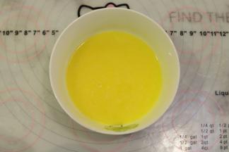 黄油放入小奶锅内，小火加热至融化。