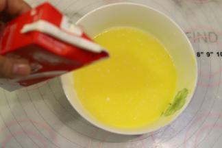 融化后的黄油和牛奶混合均匀。