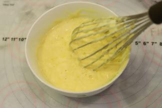 取一大勺的蛋糕糊倒入奶油混合物内，拌匀。