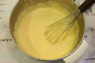 拌匀的蛋糕糊倒入原先的蛋糕糊内，同样用蛋抽或刮刀翻拌均匀。