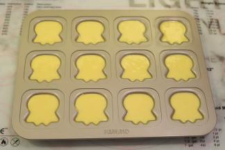 挤入12连的牛牛造型蛋糕模内，大概8分满。