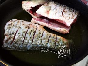 鱼块放锅中煎制