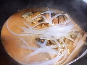 放入泡发的粉条