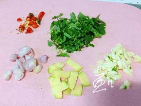 葱姜切片，料酒、香菜切段，大蒜切碎