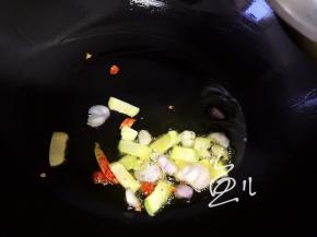 油锅烧热，放入葱姜、干红辣椒爆香