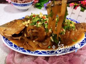 撒香菜段和辣椒段食用