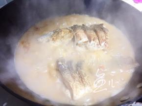 煮沸后转中火，炖煮30分钟