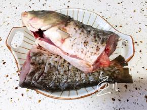 鲤鱼去鳞去腮去内脏，洗净，鱼身划几刀方便入味