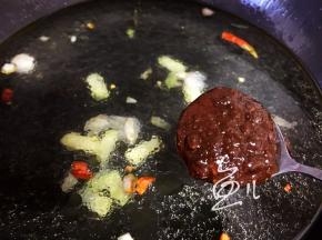 放入黄豆酱