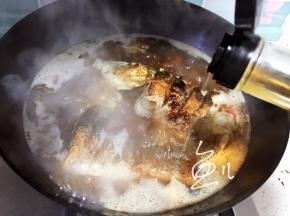 倒入料酒