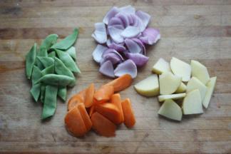 2 洋葱、胡萝卜、土豆切块，豆角切寸段。