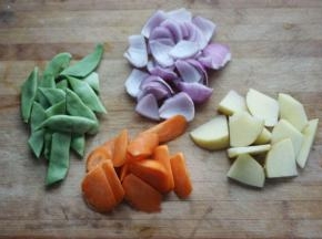 2 洋葱、胡萝卜、土豆切块，豆角切寸段。
