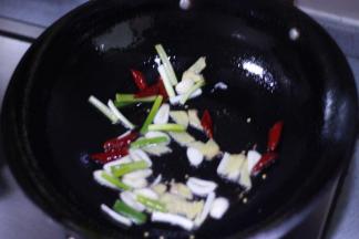 6 锅中留油，加入葱、姜、蒜、辣椒炸香。