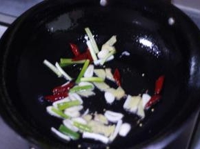 6 锅中留油，加入葱、姜、蒜、辣椒炸香。