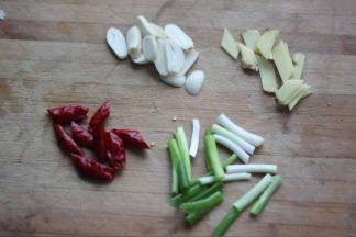 3 切好蒜、辣椒、葱、姜。