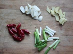 3 切好蒜、辣椒、葱、姜。