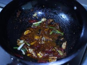 7 加入麻辣香锅调料炒香。