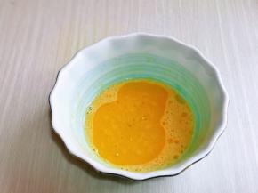 再加入玉米油，打至油与蛋液完全融合。