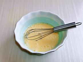 再加入牛奶，用手动打蛋器抽打均匀。