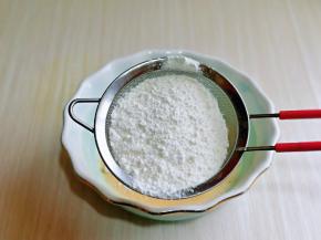 最后筛入低筋面粉与泡打粉。