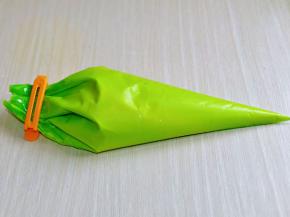 将鲷鱼烧面糊装入裱花袋中。