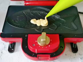 将三明治机器预热1分钟，烤盘上刷少许食用油，再挤入面糊。
