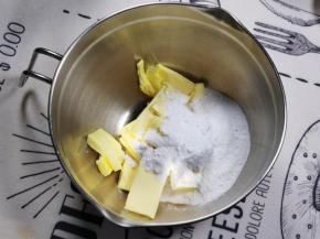 2.黄油加糖分用打蛋器低速度混合