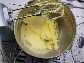 3.然后中速打发至顺滑即可