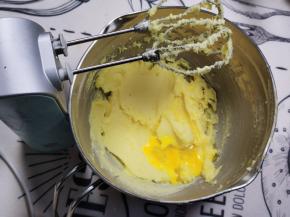 4.分多次加入蛋液，每次混匀之后再加入下一次