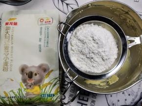 6.筛入麦芯粉