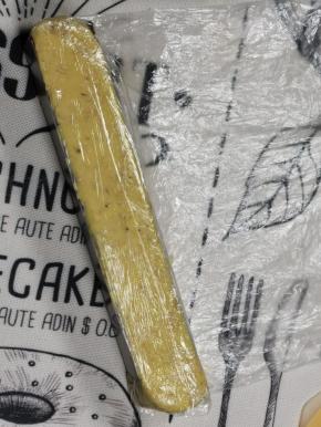 9.装入保鲜袋内再放进曲奇的模具中