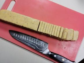 10.冰箱冷冻40分钟，切成半厘米后的厚片