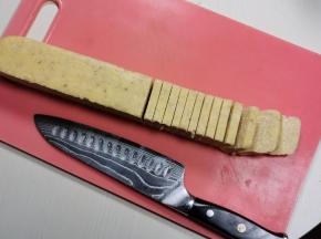 10.冰箱冷冻40分钟，切成半厘米后的厚片