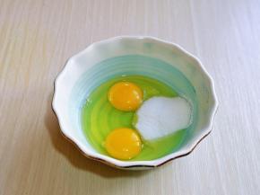 首先将鸡蛋磕入大口器具中，加入细砂糖，用手动打蛋器打至均匀。