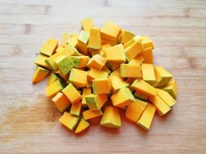 南瓜去皮去瓤洗干净切成块。