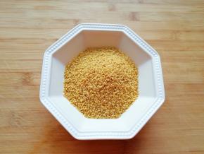 准备好小米淘洗干净。