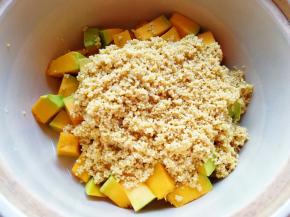 将南瓜和小米一起放进砂锅里。